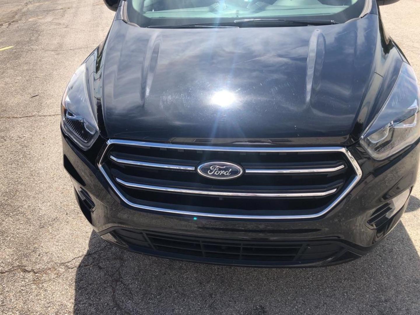 2019 BLACK FORD ESCAPE SE (1FMCU0GD7KU) with an 1.5L engine, Automatic transmission, located at 850 South Mill Street, Pryor, 74361, (918) 825-3030, 36.293549, -95.324440 - Photo#1