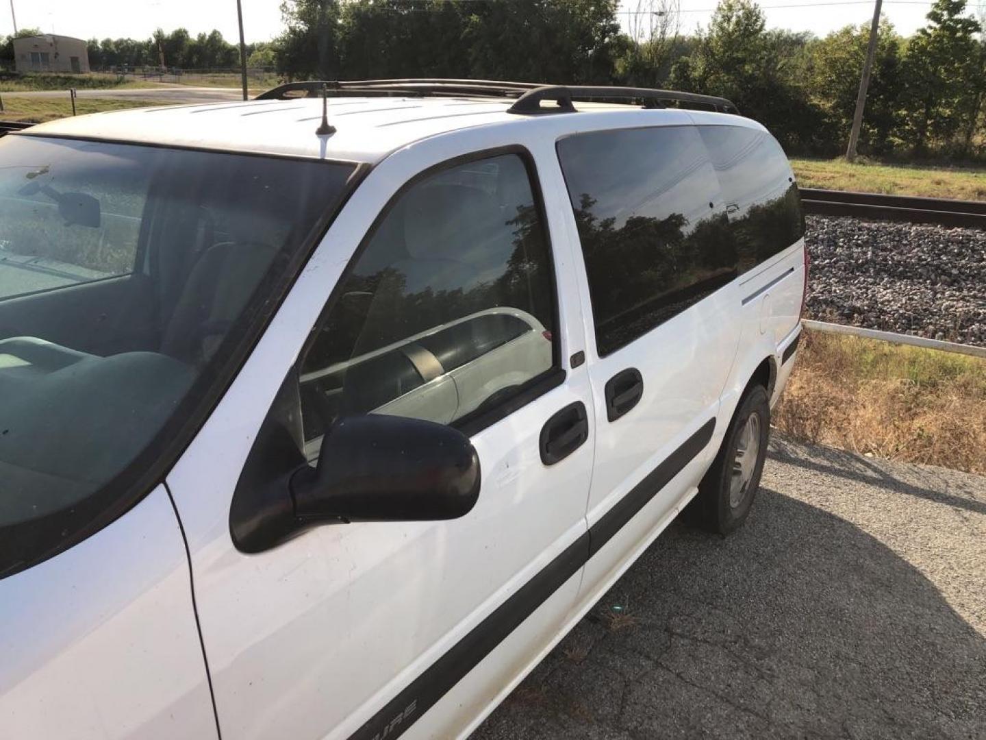 2001 WHITE CHEVROLET VENTURE (1GNDX03E11D) with an 3.4L engine, Automatic transmission, located at 850 South Mill Street, Pryor, 74361, (918) 825-3030, 36.293549, -95.324440 - Photo#1