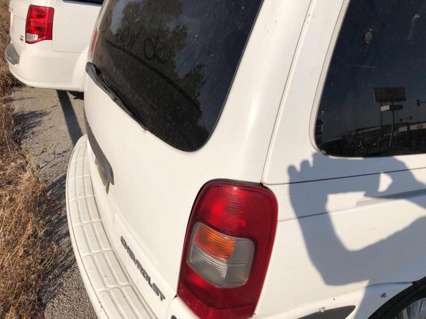 2001 WHITE CHEVROLET VENTURE (1GNDX03E11D) with an 3.4L engine, Automatic transmission, located at 850 South Mill Street, Pryor, 74361, (918) 825-3030, 36.293549, -95.324440 - Photo#21